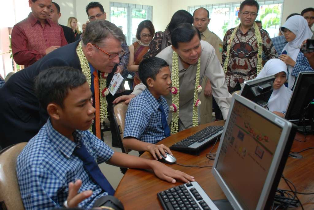 Why Fiber Is Finally Winning the Broadband Battle: Cytranet CTO Doug Roberts on Fiber, AI and Business Connectivity - technology illustration