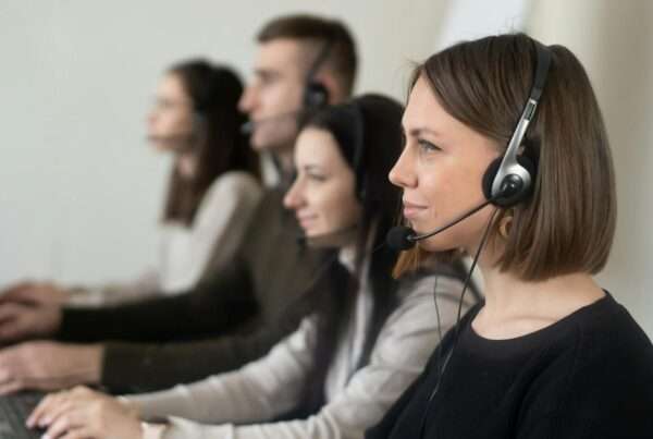 Contact center agents using cloud-based CCaaS platform for customer support