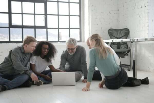 Hosted Contact Center: What It Is, How It Works, and Key Benefits 4 Remote team collaborating with hosted contact center technology