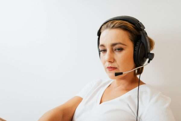 Customer service agent with a headset representing an AI phone answering service handling business calls