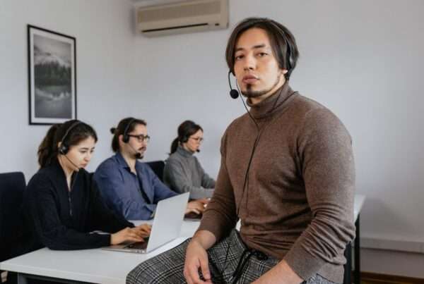 Contact Center Agent Onboarding: A Step-by-Step Guide to Faster Proficiency and Lower Turnover 7 New contact center agent training with a supervisor