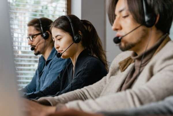 Conversation Intelligence for Contact Centers: The Complete Manager's Guide 6 Contact center agents working with AI-powered analytics dashboards
