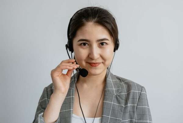 Business professional wearing a headset using an intelligent cloud phone system to manage customer calls