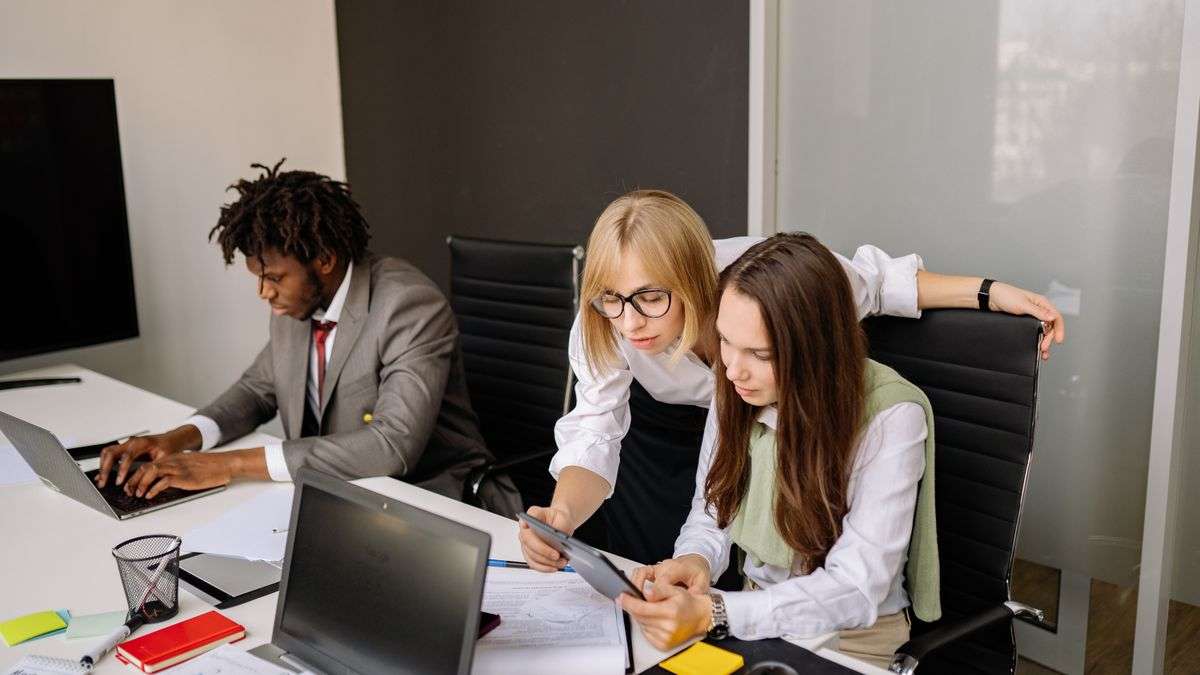 Cytranet acting as a trusted technology advisor, helping a business team compare and negotiate technology services