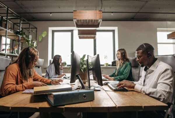 IT support technician helping business employees with technology solutions