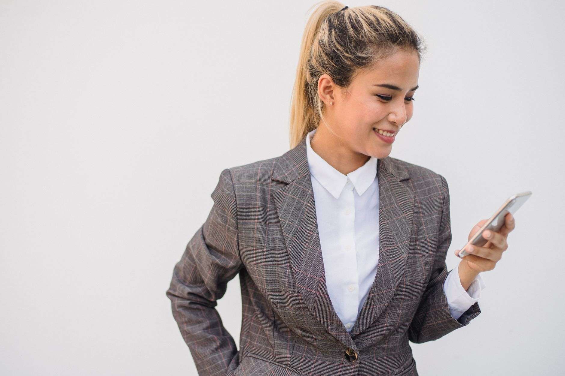 8 Features to Look for in a Business Text Messaging Solution in 2026