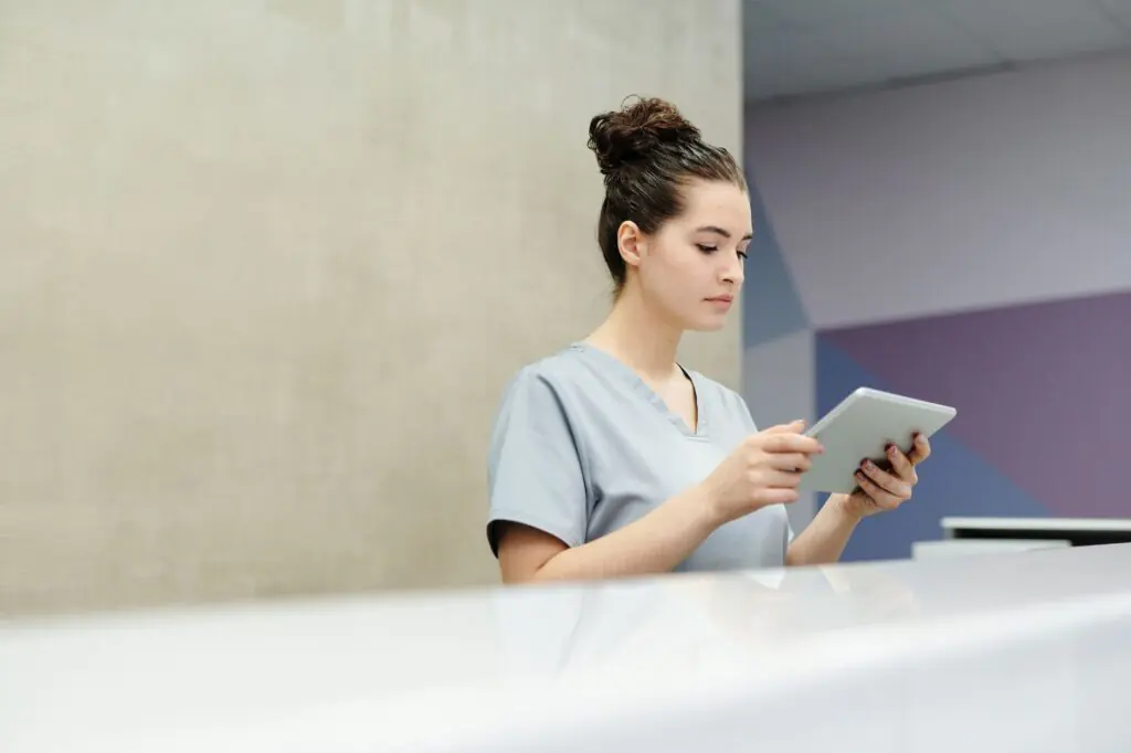Business Voice for Medical Offices: 9 Priorities for Reliable Patient Communication 1 Medical office receptionist handling patient communications