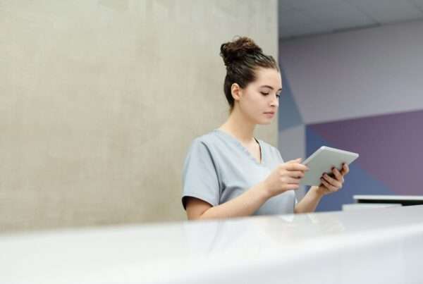 Business Voice for Medical Offices: 9 Priorities for Reliable Patient Communication 4 Medical office receptionist handling patient communications