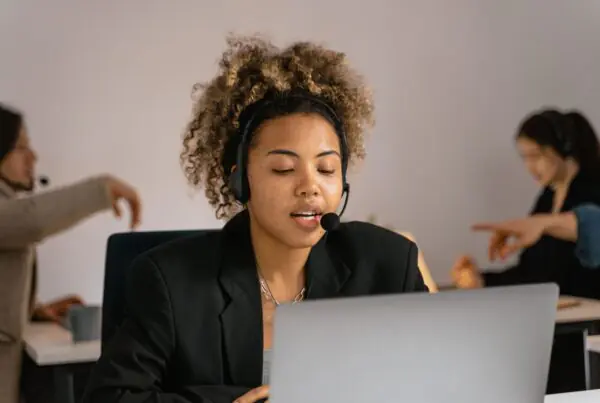 Customer support agent wearing a headset while managing contact center calls