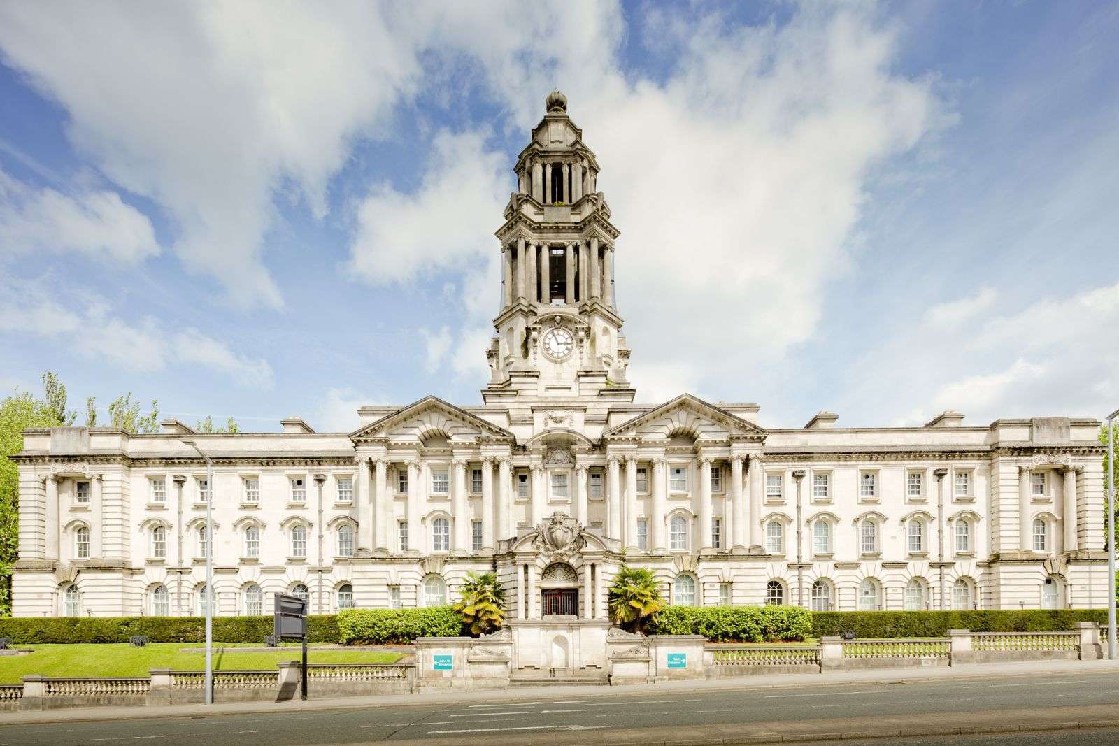 Keeping City Hall Reachable When the Network Has a Bad Day