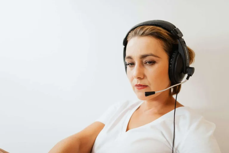 Customer service agent with a headset representing an AI phone answering service handling business calls
