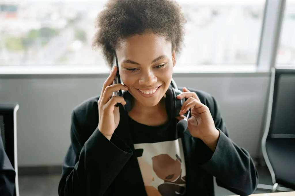 Call center agent using AI-powered phone system for customer service