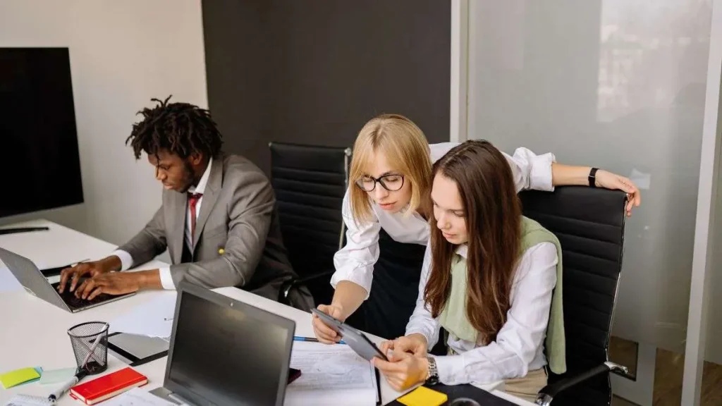 Cytranet acting as a trusted technology advisor, helping a business team compare and negotiate technology services